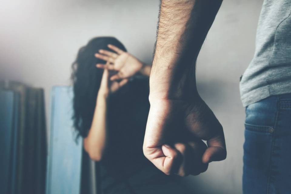 Violenze domestiche a processo: botte a compagna e figli