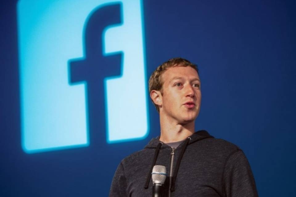 Zuckerberg chiede scusa, "social media vanno regolati"