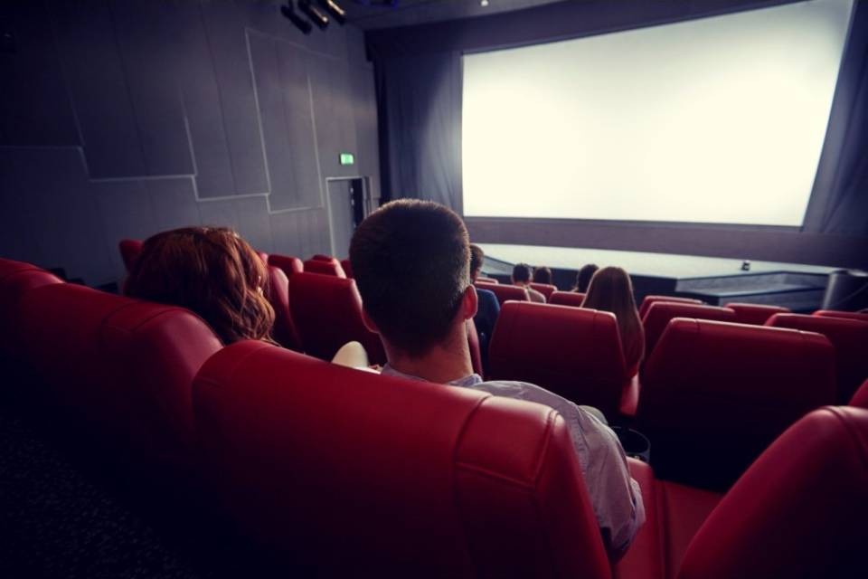Il virus non fa paura agli spettatori, ma ai film sì