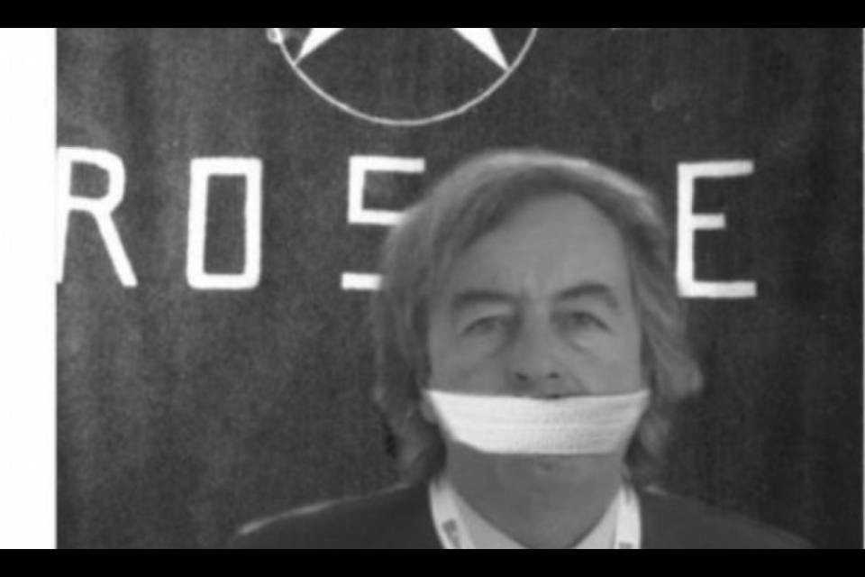Vaccini, nuove minacce per Burioni: imbavagliato come Moro