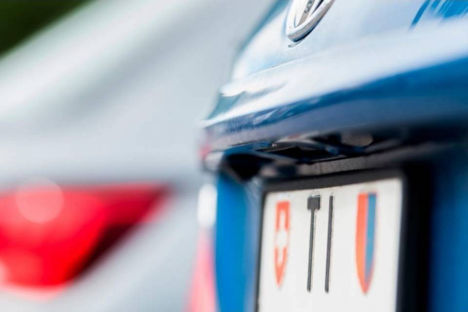 Furbetti delle targhe: sequestrate 4 auto immatricolate in Svizzera
