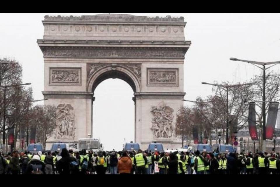 Primo maggio a Parigi, black bloc contro polizia: 165 i fermi