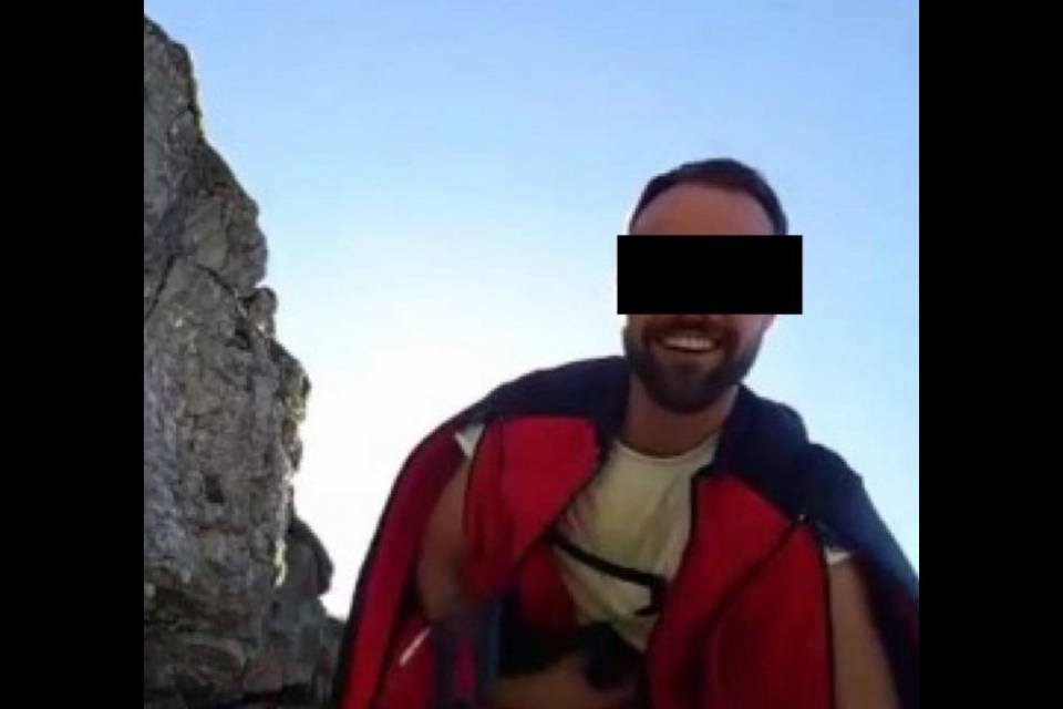 Basejumper muore in diretta nel Canton Berna