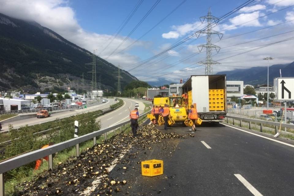 Perde 150 casse di birra per strada