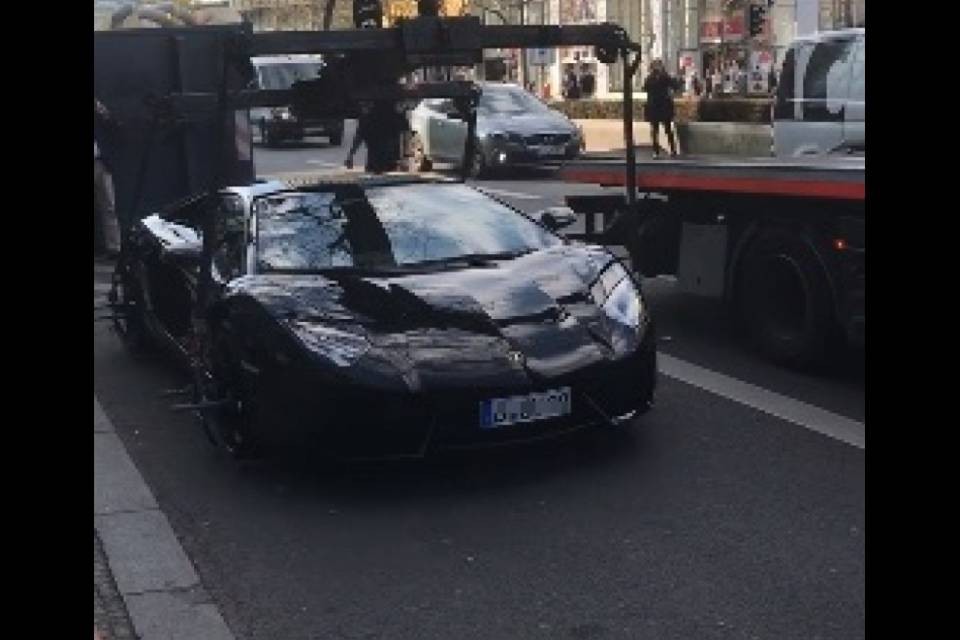La polizia rimuove una Lamborghini, Chiesa: "Ben fatto"
