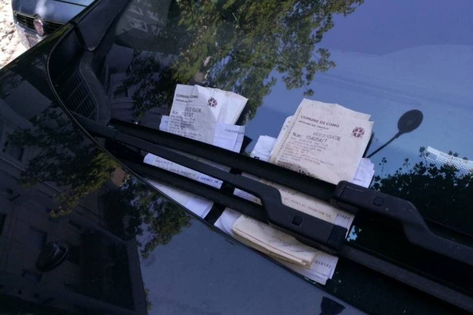 Verrà rimossa l'auto ticinese che colleziona multe a Como
