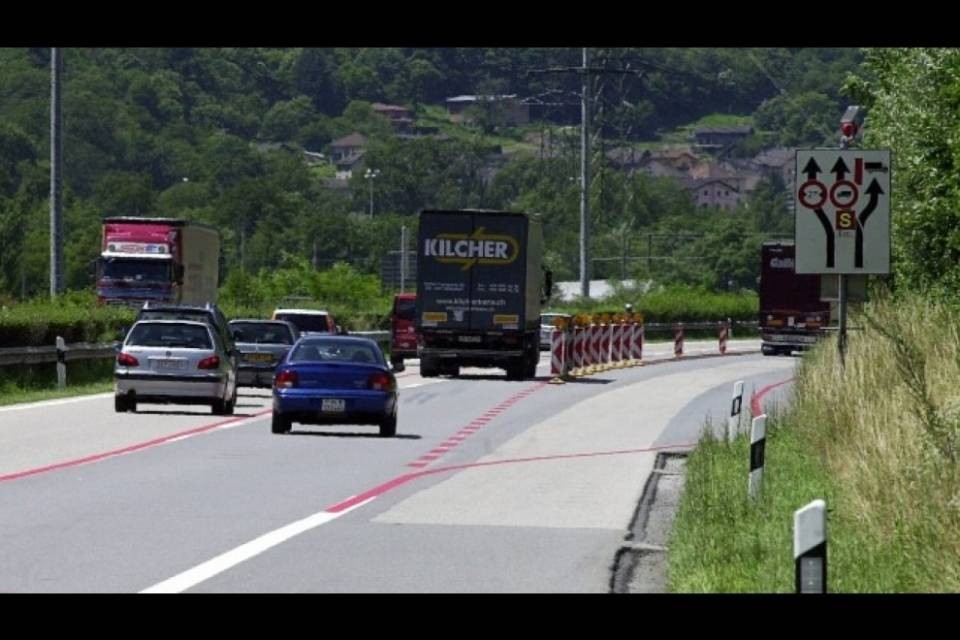 Persone sulla strada: attenzione sull'A2