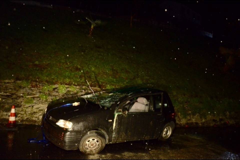 Perde il controllo e "vola" nel tornante sottostante