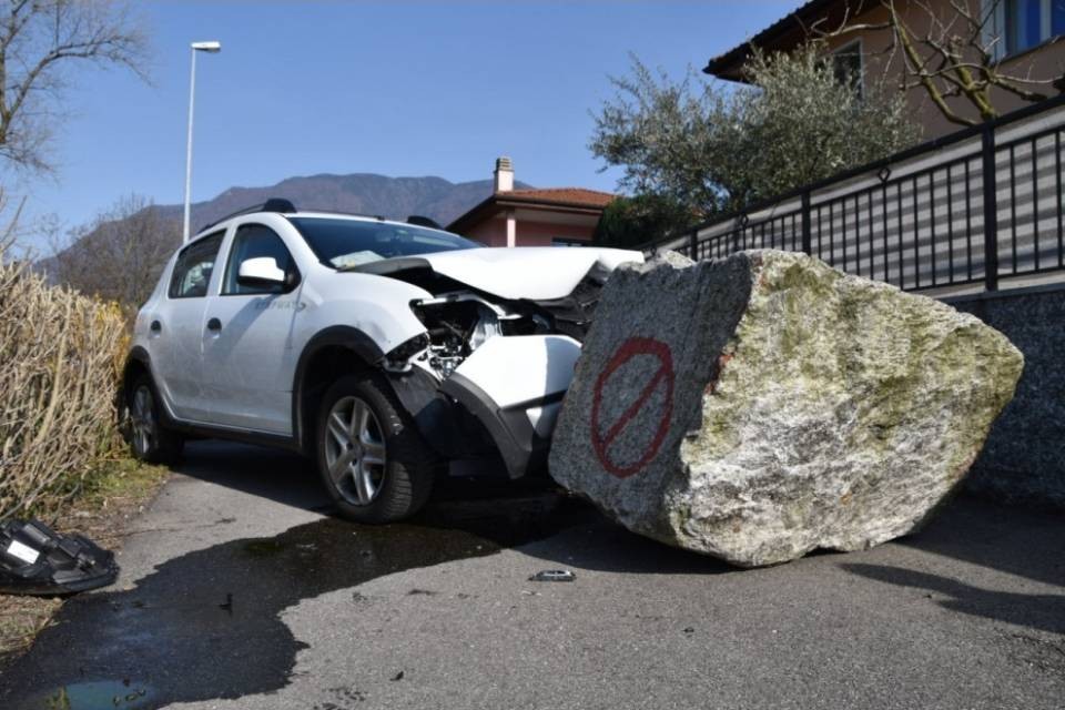 Giubiasco, auto contro un masso