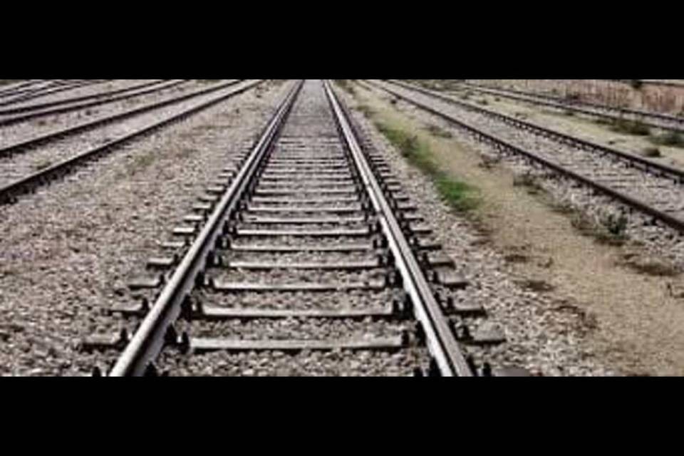 Incidente con gru da cantiere limita la circolazione dei treni