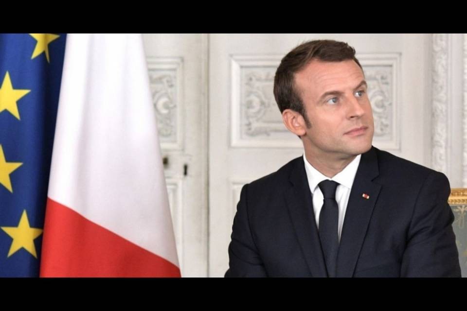 Macron: "Velo? Non stigmatizziamo nostri concittadini"