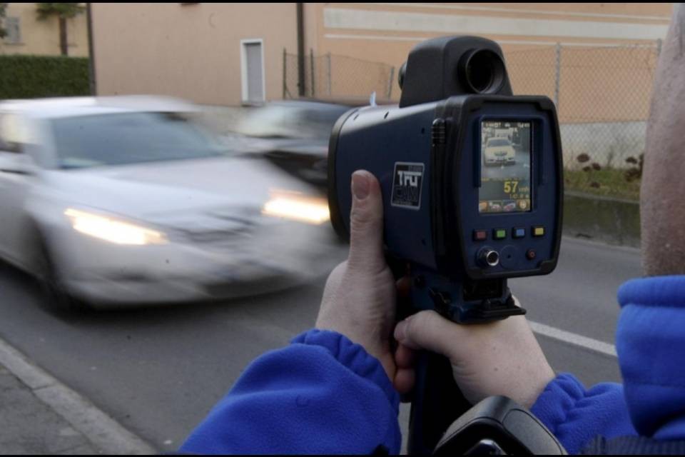 Sfreccia a 104 km/h sui 50, denunciato
