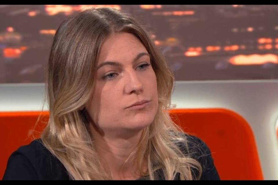 Angela al volante... e si sfiora l'incidente