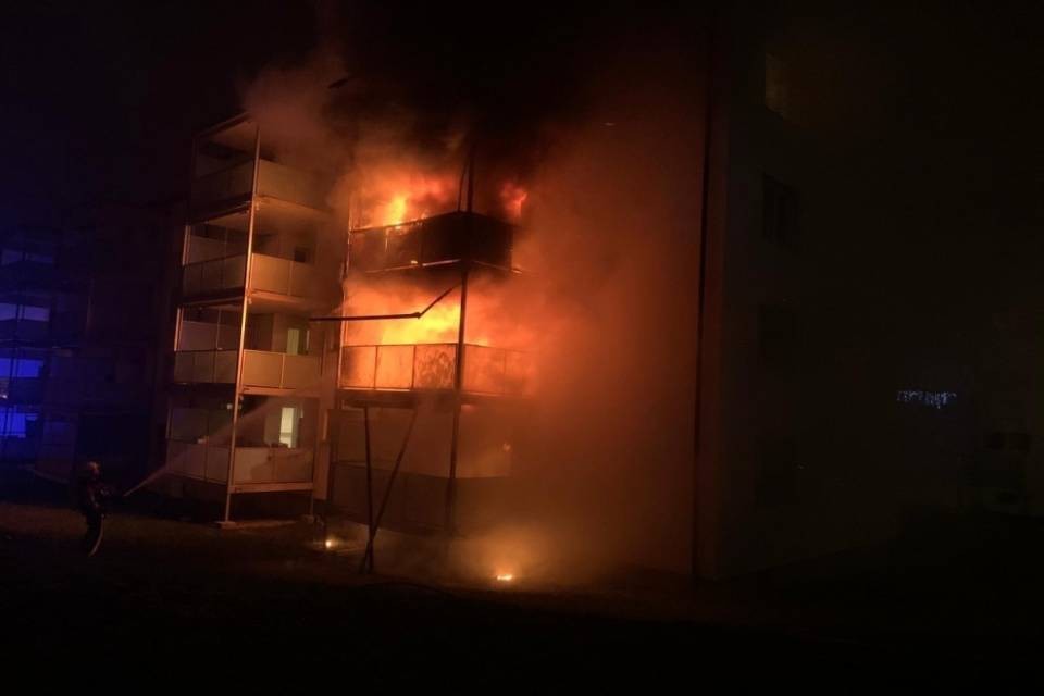 Fiamme su un balcone, otto intossicati