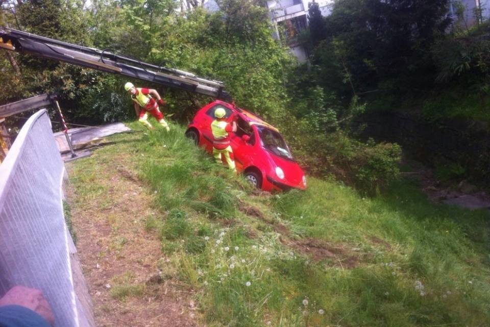 Esce di strada e finisce in una scarpata