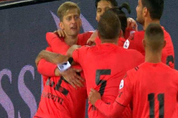 La gioia dei bianconeri (questa sera in maglia arancione) dopo la rete di Guidotti.
