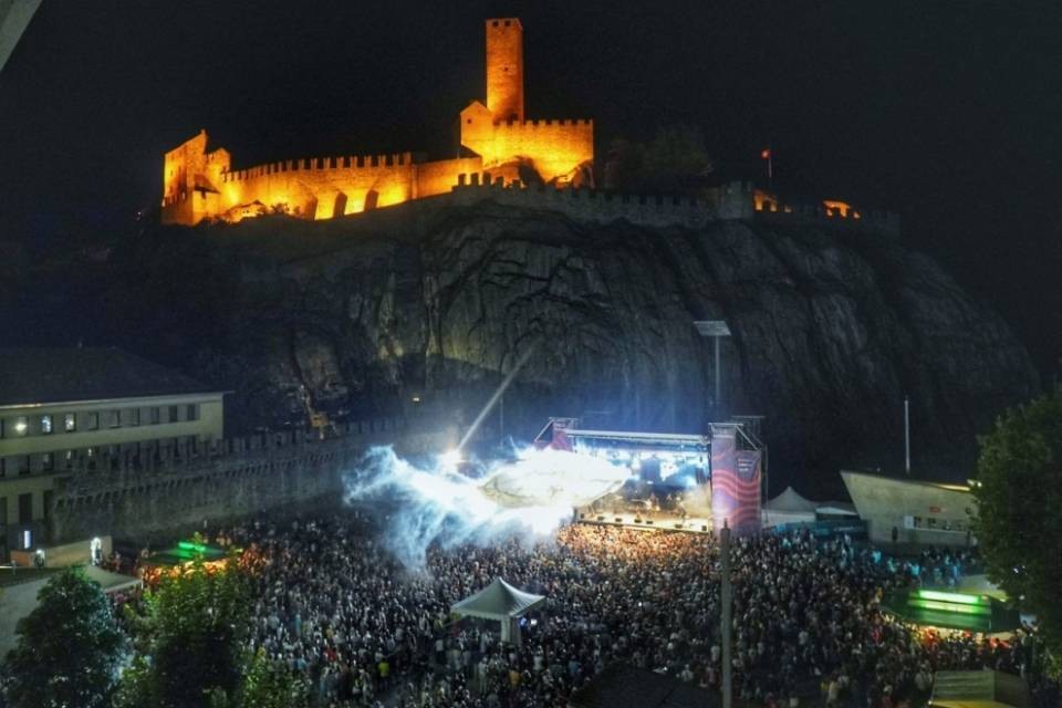 Piazza del Sole gremita per De Sfroos e Vad Vuc