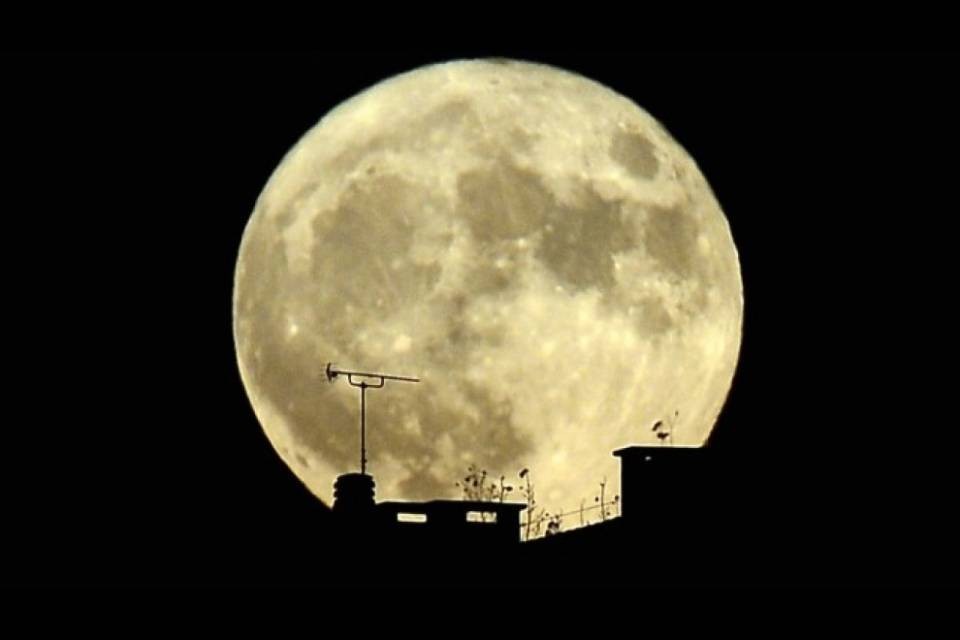 Sulla superficie della Luna c'è ghiaccio d'acqua abbondante