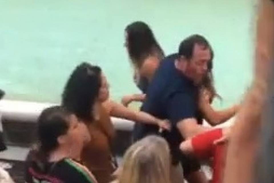 Guerra per un selfie tra turisti a Roma