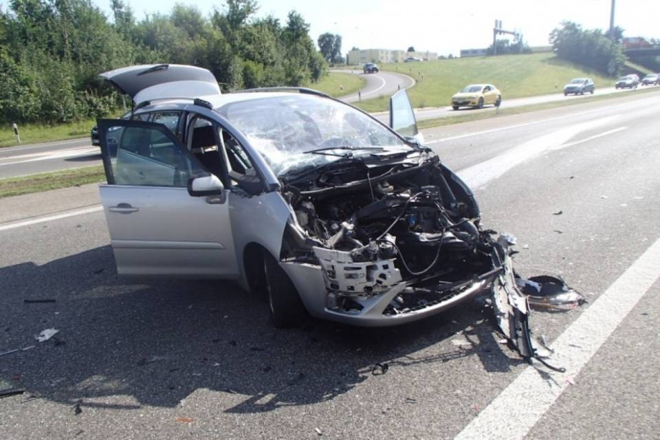 Tamponamento in autostrada, feriti 3 bambini