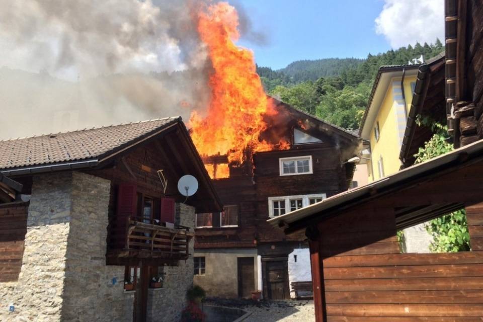 Brucia uno chalet a Mairengo