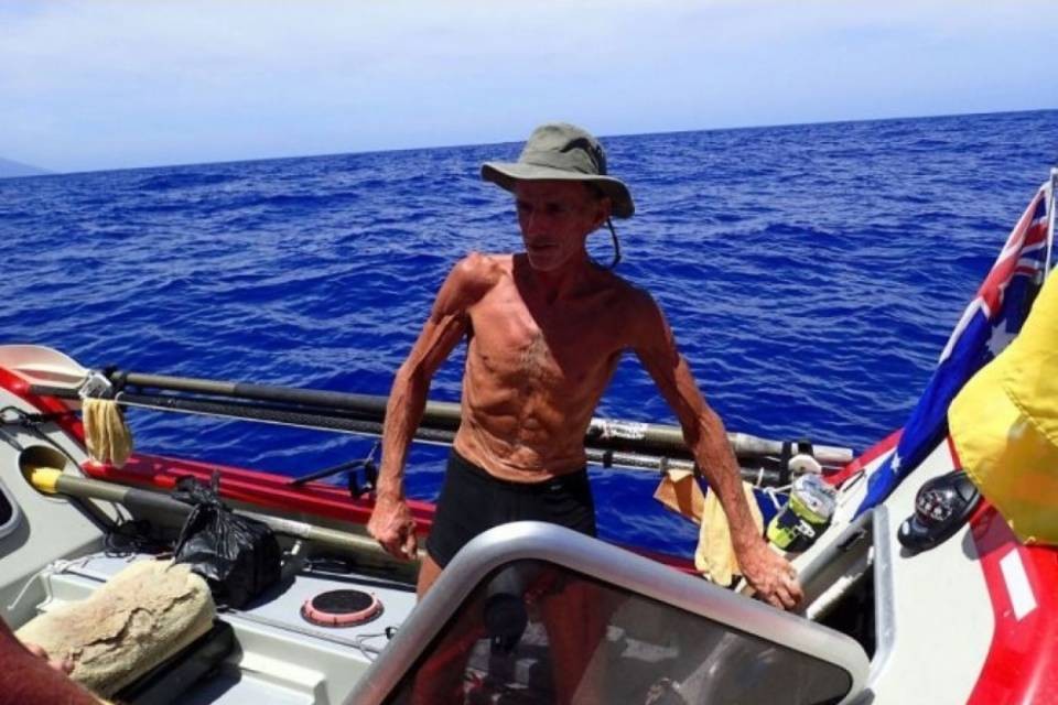 Attraversa il Pacifico a remi, è record