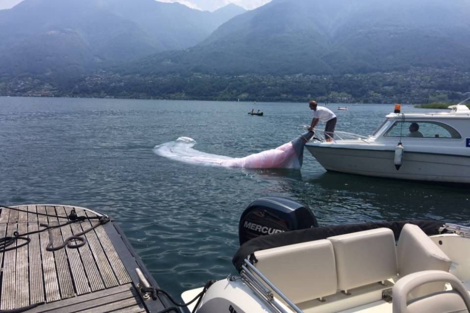 Finisce nel lago col parapendio: grave un 76enne