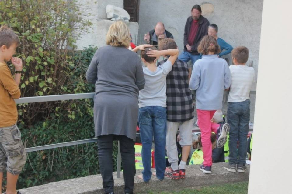 Bambino cerca di recuperare la palla ma rimane infilzato