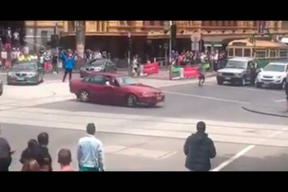 Auto contro la folla a Melbourne: 3 morti e 20 feriti