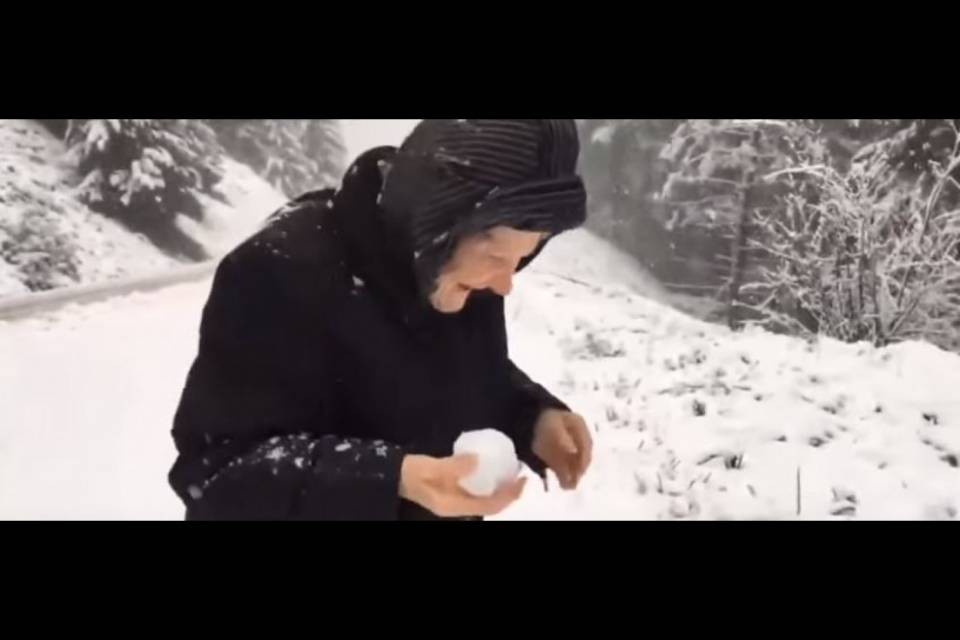 La gioia della centenaria che gioca con la neve