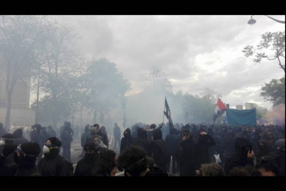 Parigi: violenti scontri alla manifestazioni contro la riforma delle pensioni