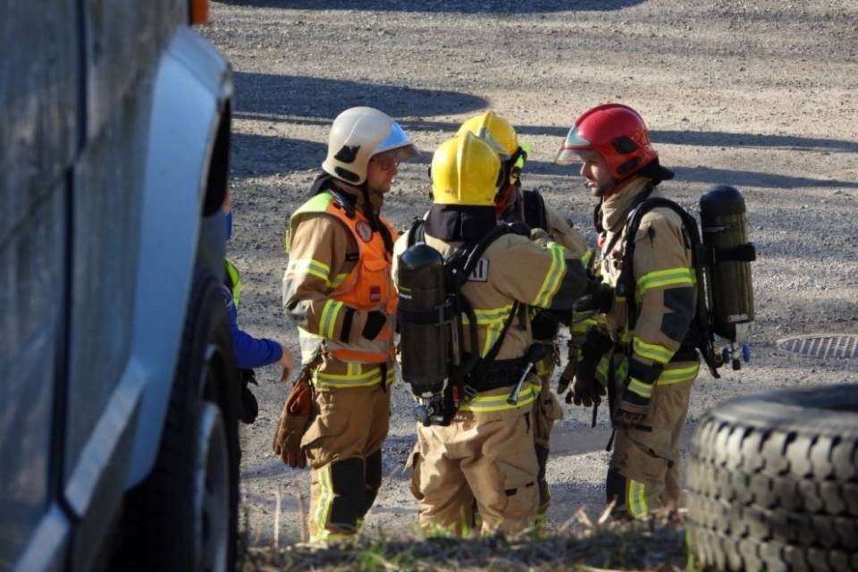 Fiamme e fumo in un officina a Claro