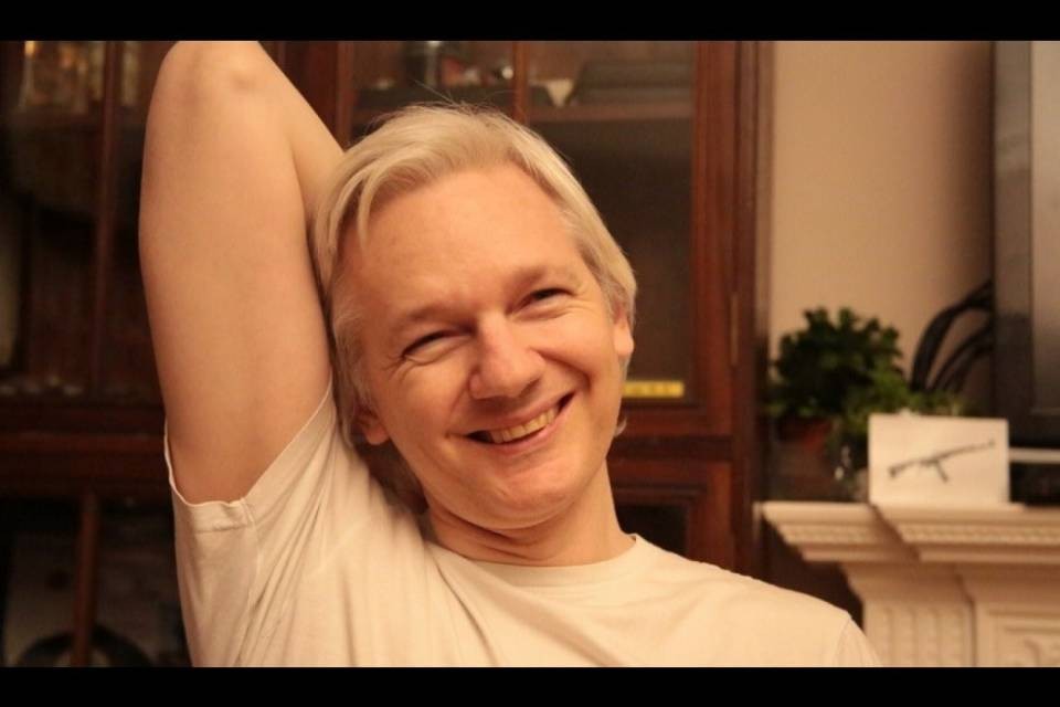 Assange diventa ecuadoriano