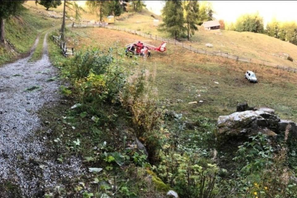 Sbalzato fuori dall'auto, muore 76enne