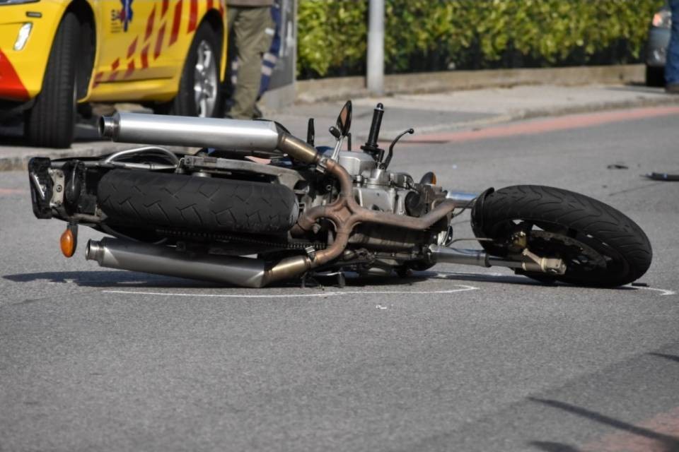 Rancate, centauro sbalzato dalla moto