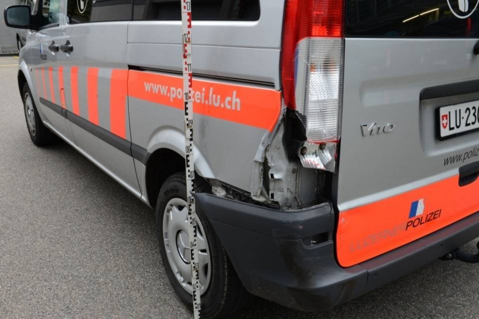 Auto con targhe ticinesi fugge dalla Polizia