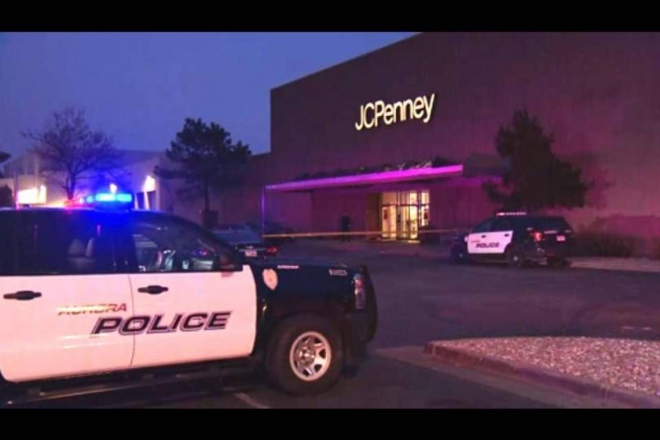 Spari in centro commerciale, muore un 17enne