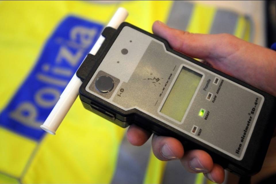 Ubriaco tenta di scappare dalla Polizia