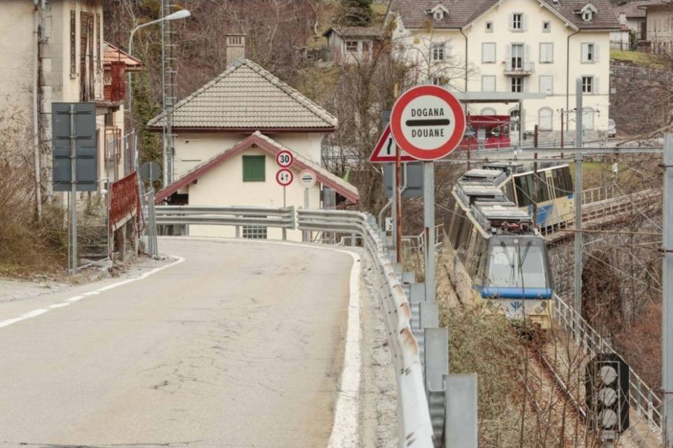 Riaprono altri valichi in Ticino
