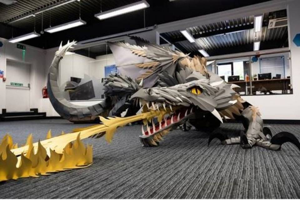 Azienda sorprende i dipendenti con un drago gigante