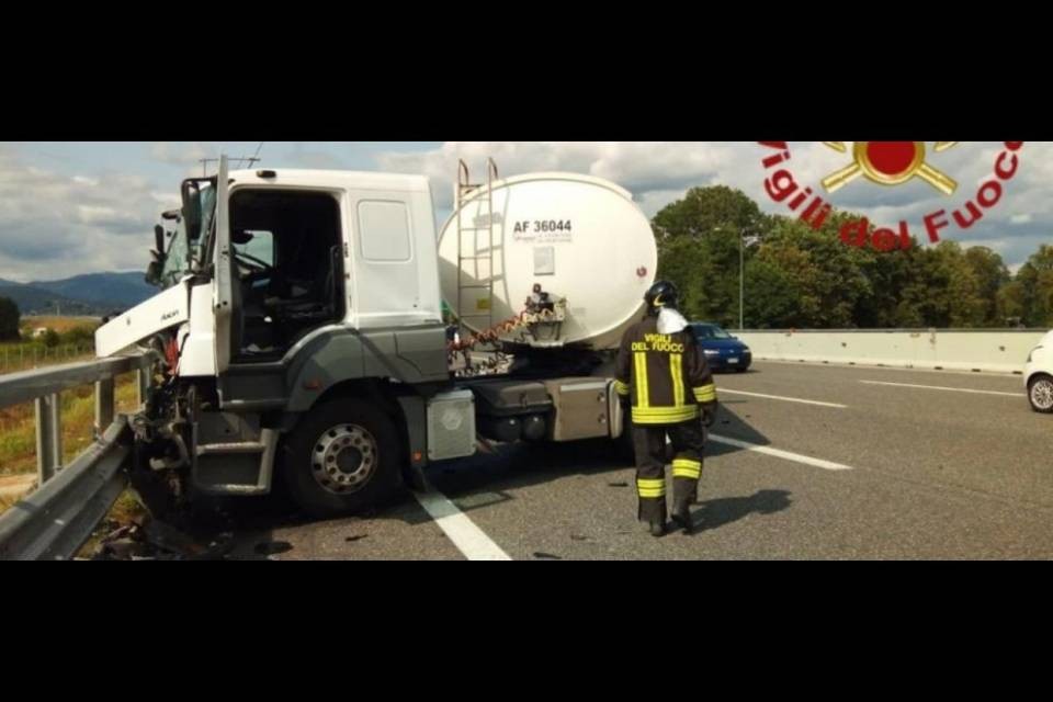 Paura in autostrada: autocisterna contro il guard-rail