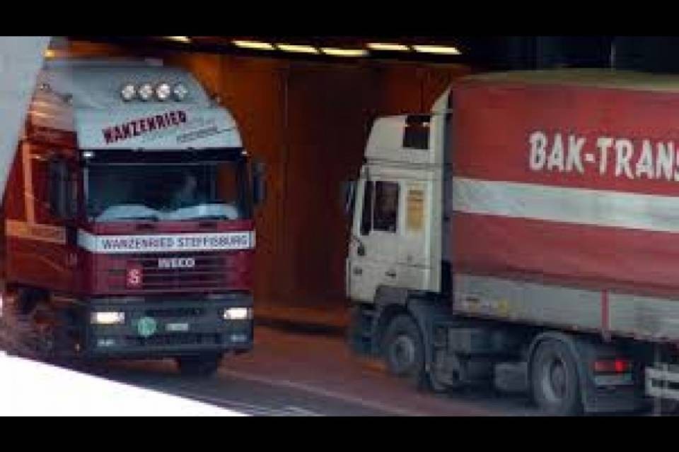 Iniziativa delle Alpi: controllare meglio i camion in Svizzera