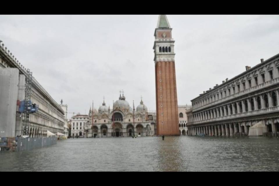 Venezia: acqua alta a 120 centimetri, domani previsti 130