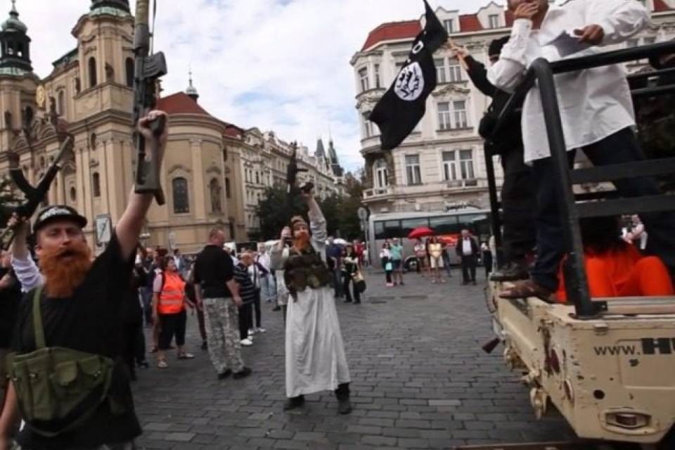 Falsi jihadisti a Praga, turisti in fuga