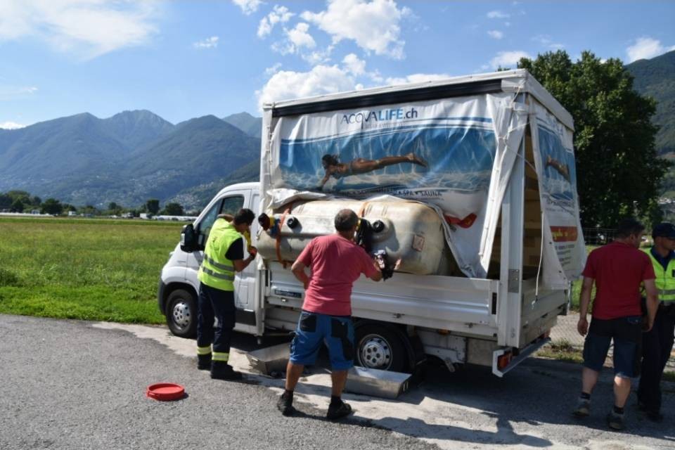 Magadino, si rovescia cisterna di nafta