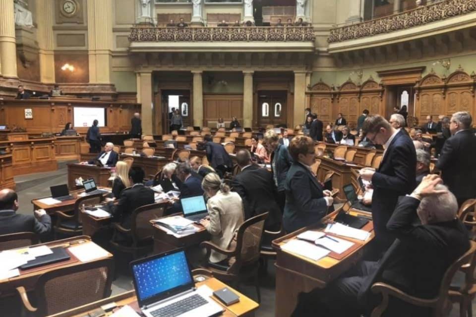 "Kövér in visita e il PS lascia la sala: vergogna!"