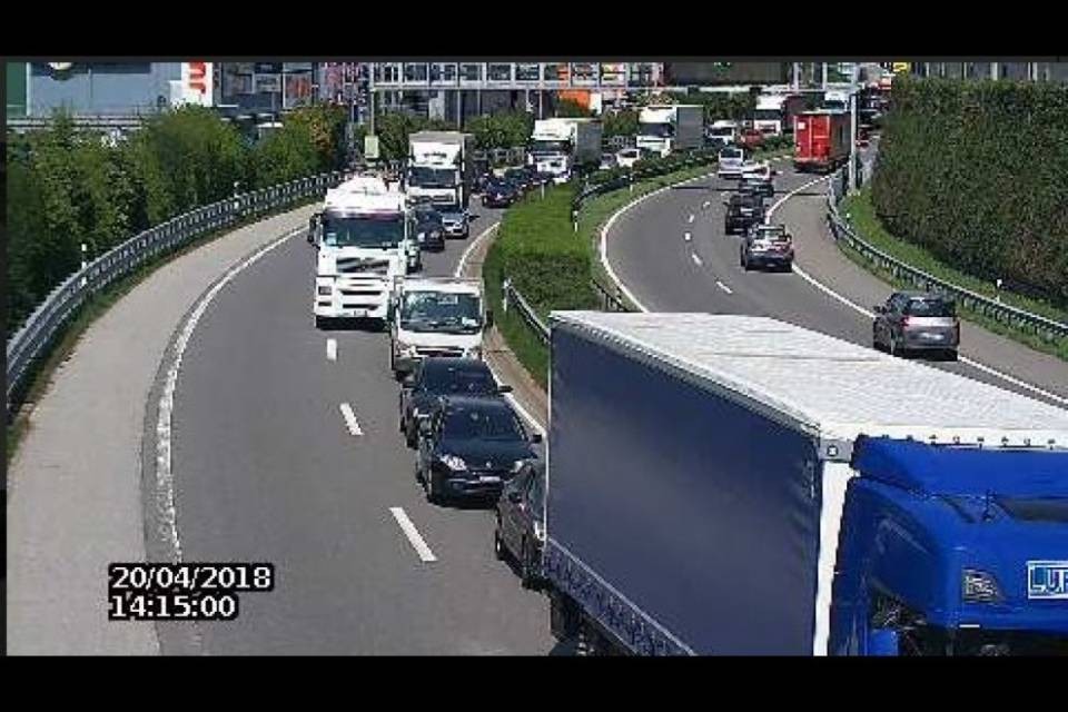 Veicolo in avaria sull'A2, traffico congestionato