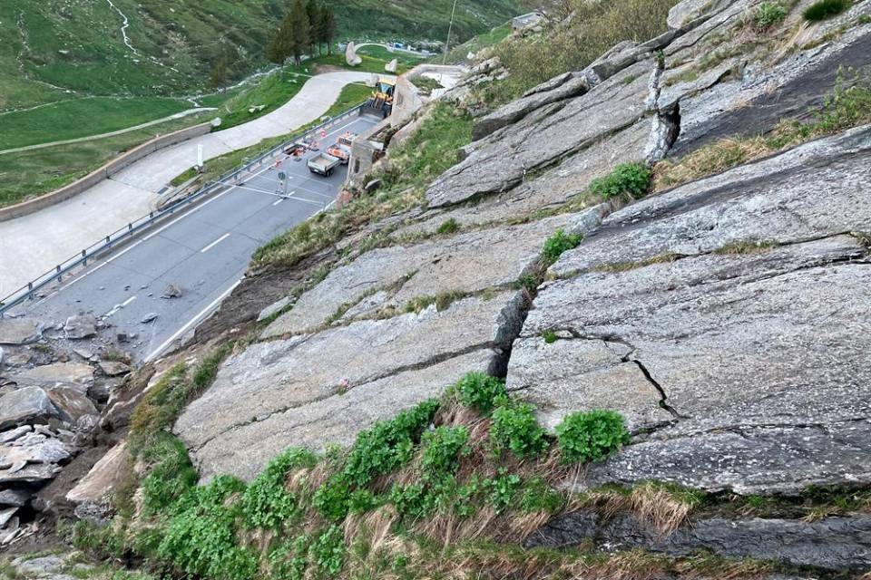 I massi caduti lo scorso 16 giugno. Foto Polizia cantonale dei Grigioni
