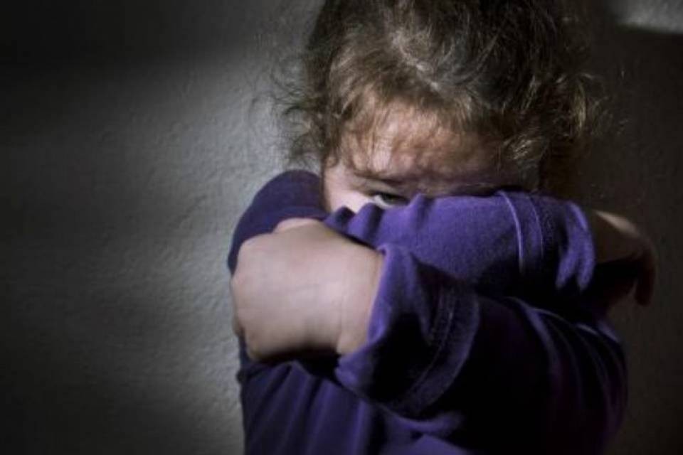 Bambina di 4 anni malmenata e ferita gravemente dal padre