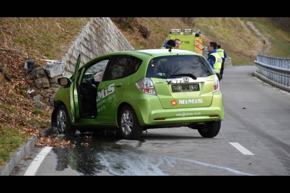 Finisce contro un muro ad Agra, 54enne rischia la vita